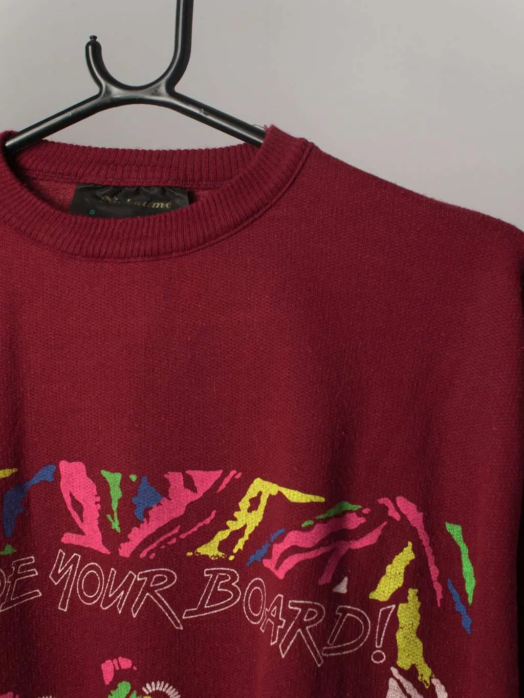 Vintage 80s graphic sweatshirt in rust red with neon multicoloured surfing design – Small